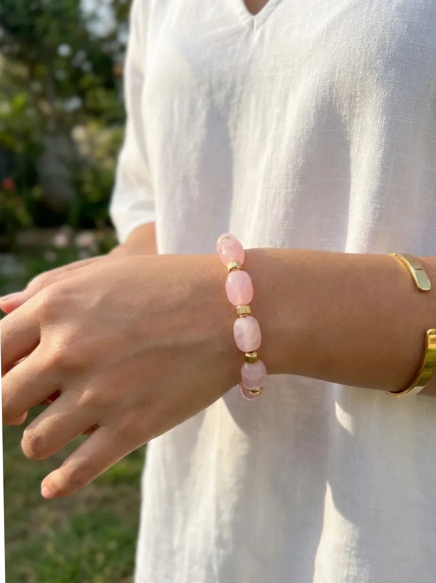 Detalhe do material e do acabamento — Pulseira elástica dourada simples versátil