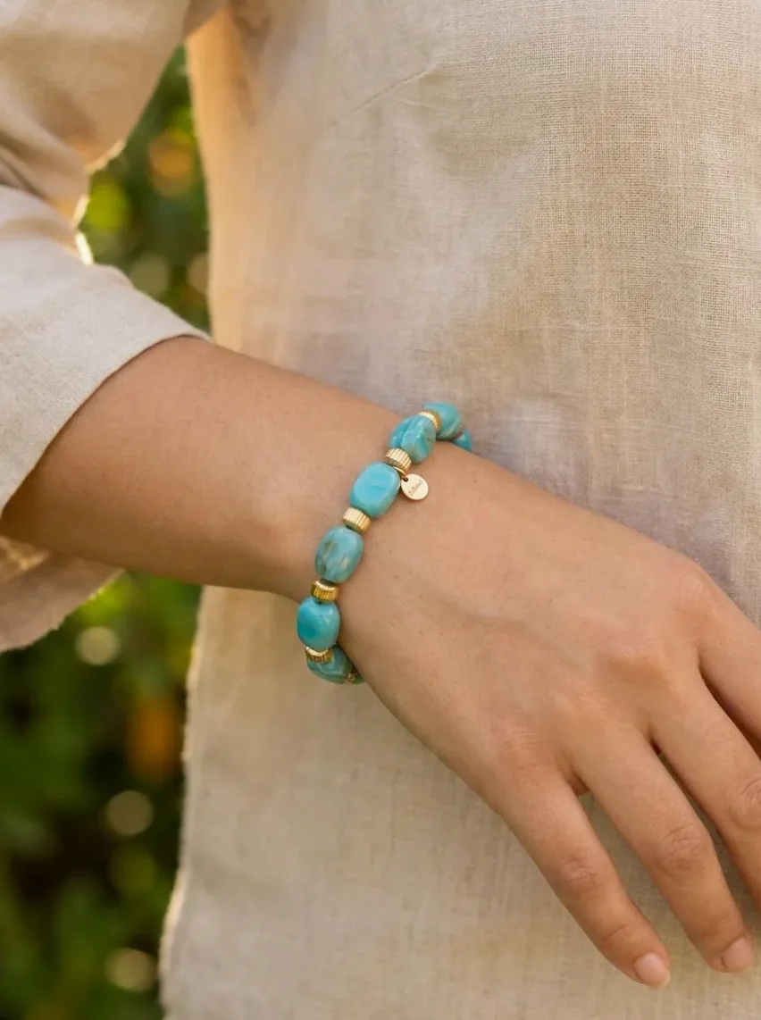 Pulseira elástica dourada simples versátil usado no pulso