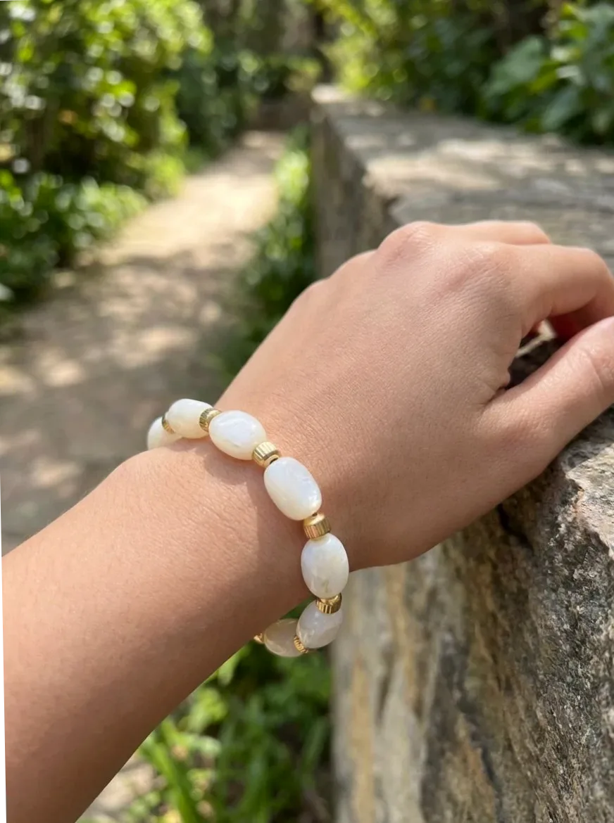 Pulseira elástica dourada simples versátil — vista de escala e dimensões
