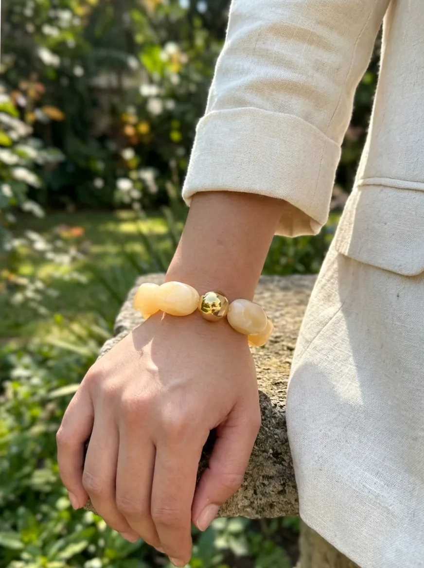 Detalhe do material e do acabamento — Pulseira elástica dourada resina moderna leve