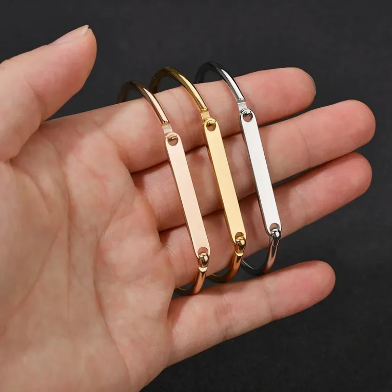 Bracelet en acier doré personnalisable - Gravure prénom/date — vue 4 — Gemzara