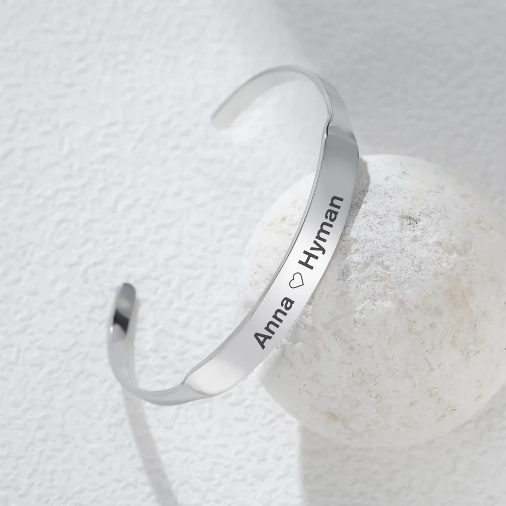 Bracelet en acier gravable avec prénom ou texte — vue 5 — Gemzara