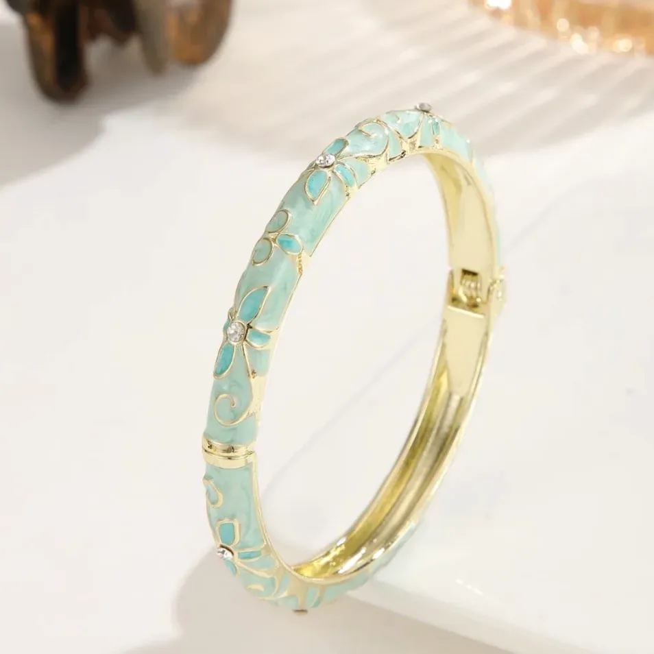 Bracelet manchette ouvert à charnière à ressort, style rétro chinois porté au poignet