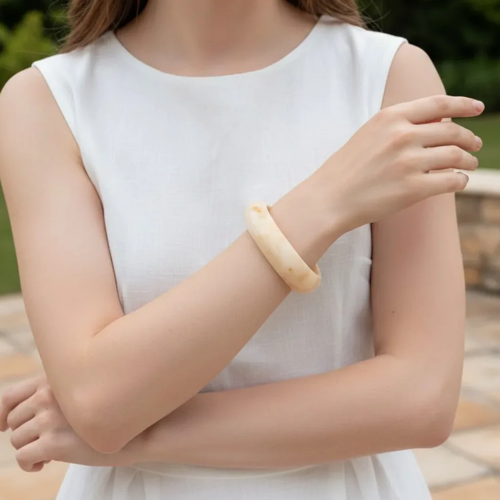 Pulsera rígida resina beige forma redonda moderna, Ancho: 2,8 cm, Diámetro: 6,8 cm — Gemzara