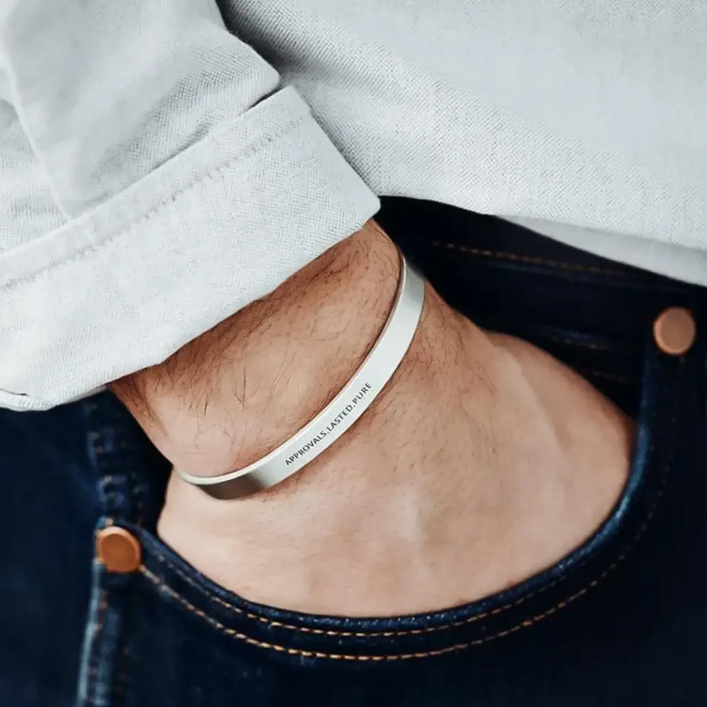 Bracelet manchette acier gravé prénom ou date — vue 2 — Gemzara