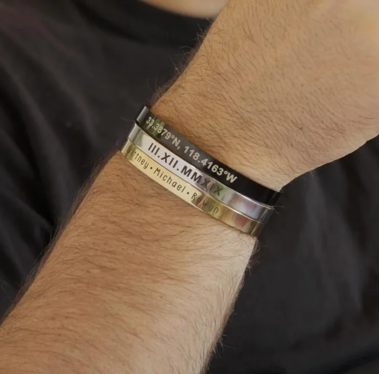 Bracelet manchette acier gravé prénom ou date — vue 3 — Gemzara