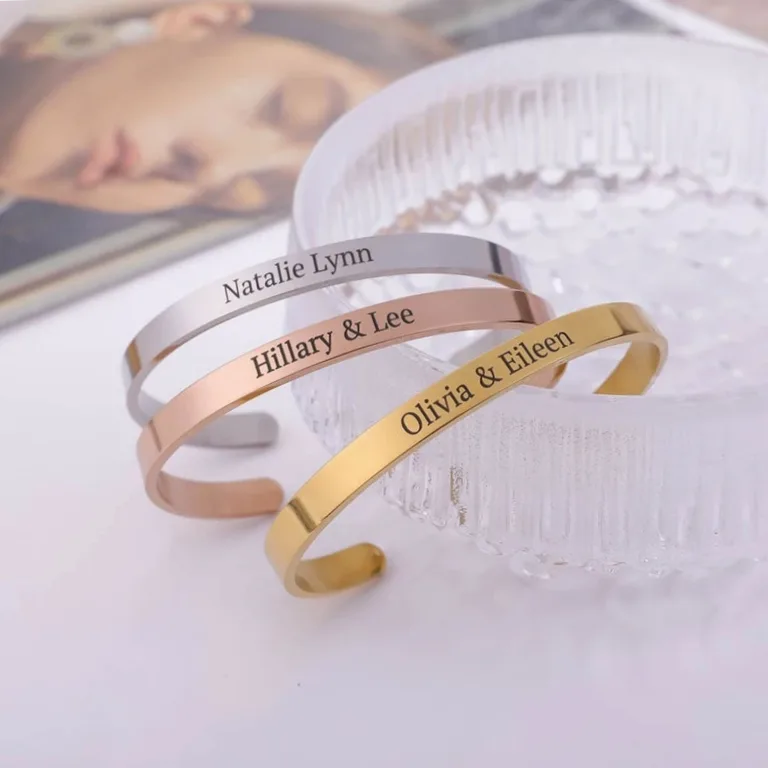 Bracelet manchette acier gravé prénom ou date — vue 4 — Gemzara