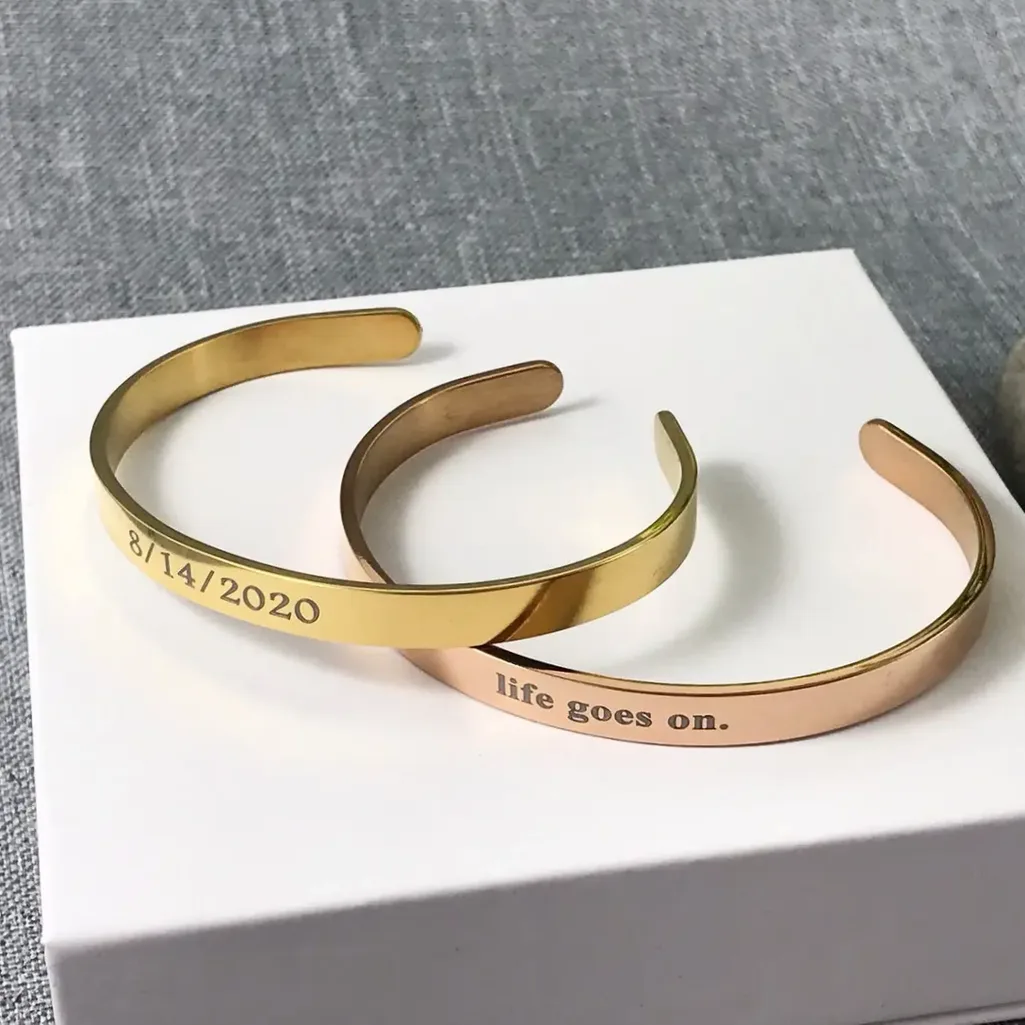 Bracelet manchette acier gravé prénom ou date — vue 5 — Gemzara