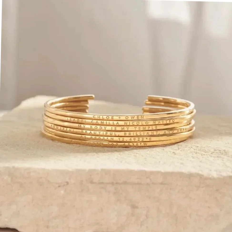 Bracelet manchette acier or gravé prénom/couple — vue 3 — Gemzara