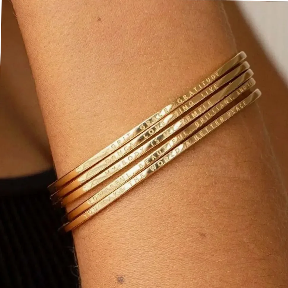 Bracelet manchette acier or gravé prénom/couple — vue 4 — Gemzara