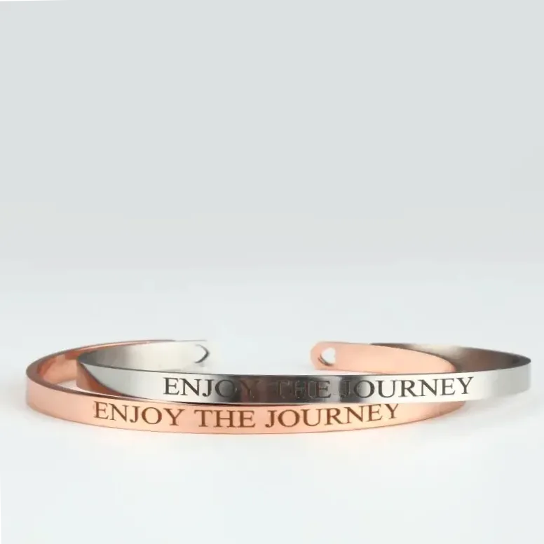 Detalhe do material e do acabamento — Pulseira Personalizada em Aço Inoxidável com Coordenadas, Nome