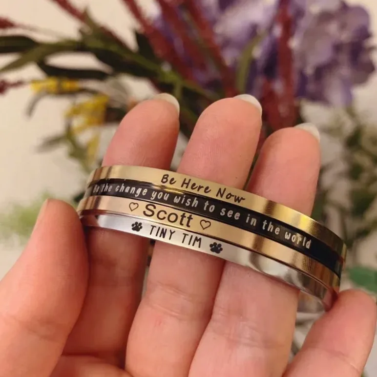 Pulseira Personalizada em Aço Inoxidável com Coordenadas, Nome usado no pulso