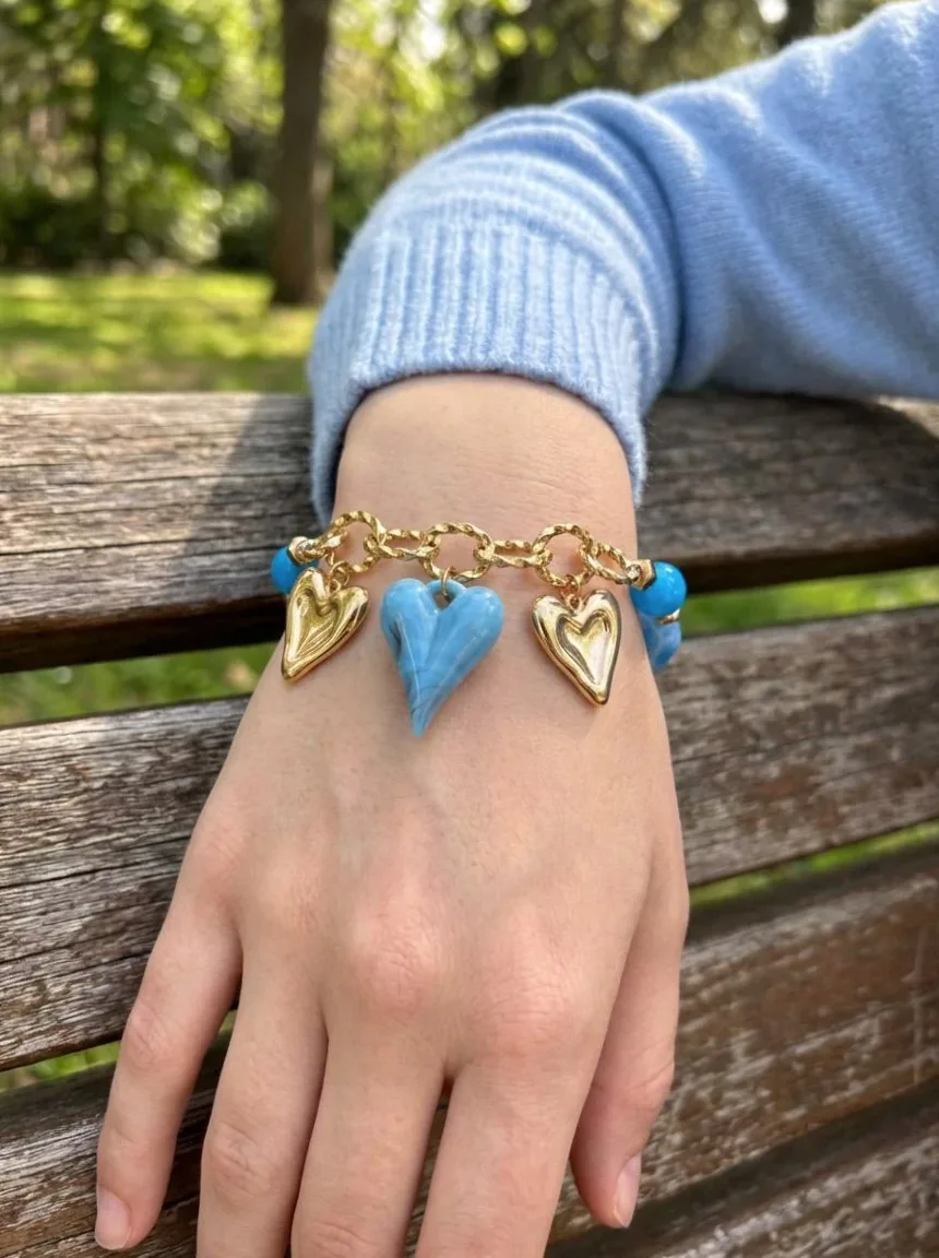 Detalhe do material e do acabamento — Pulseira pedras redondas pingente coração