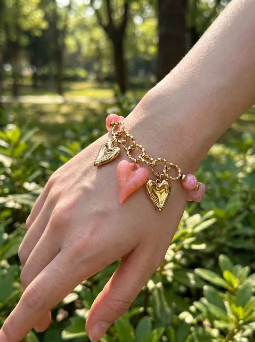 Pulseira pedras redondas pingente coração usado no pulso