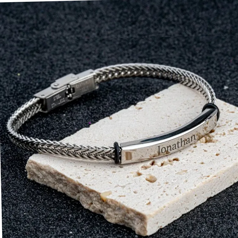 Bracelet tressé acier inoxydable à graver d'un prénom — vue 2 — Gemzara