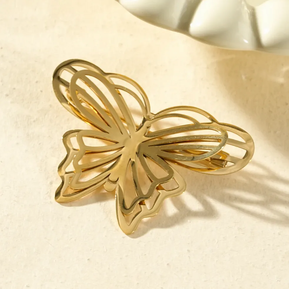 Detalhe do material e do acabamento — Broche dourada borboleta linhas minimalistas
