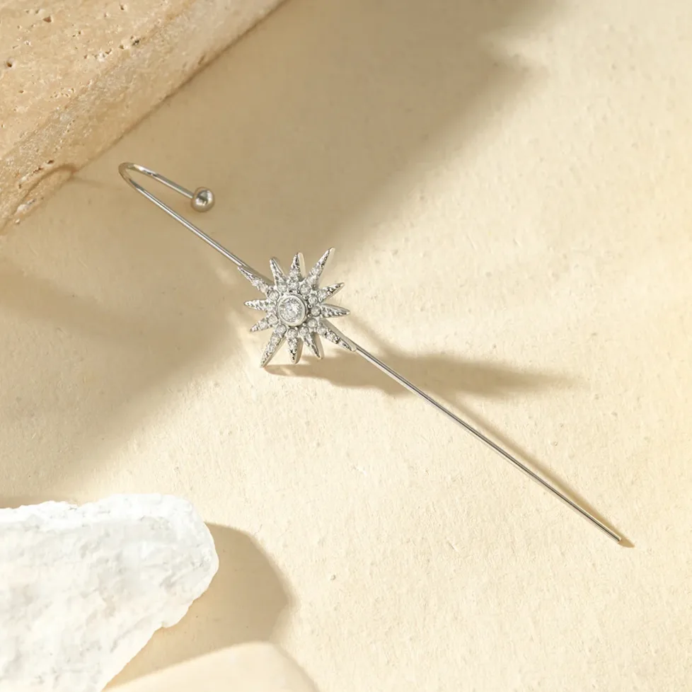 Détail de la matière et finition — Bijou d'oreille étoile sertie de strass