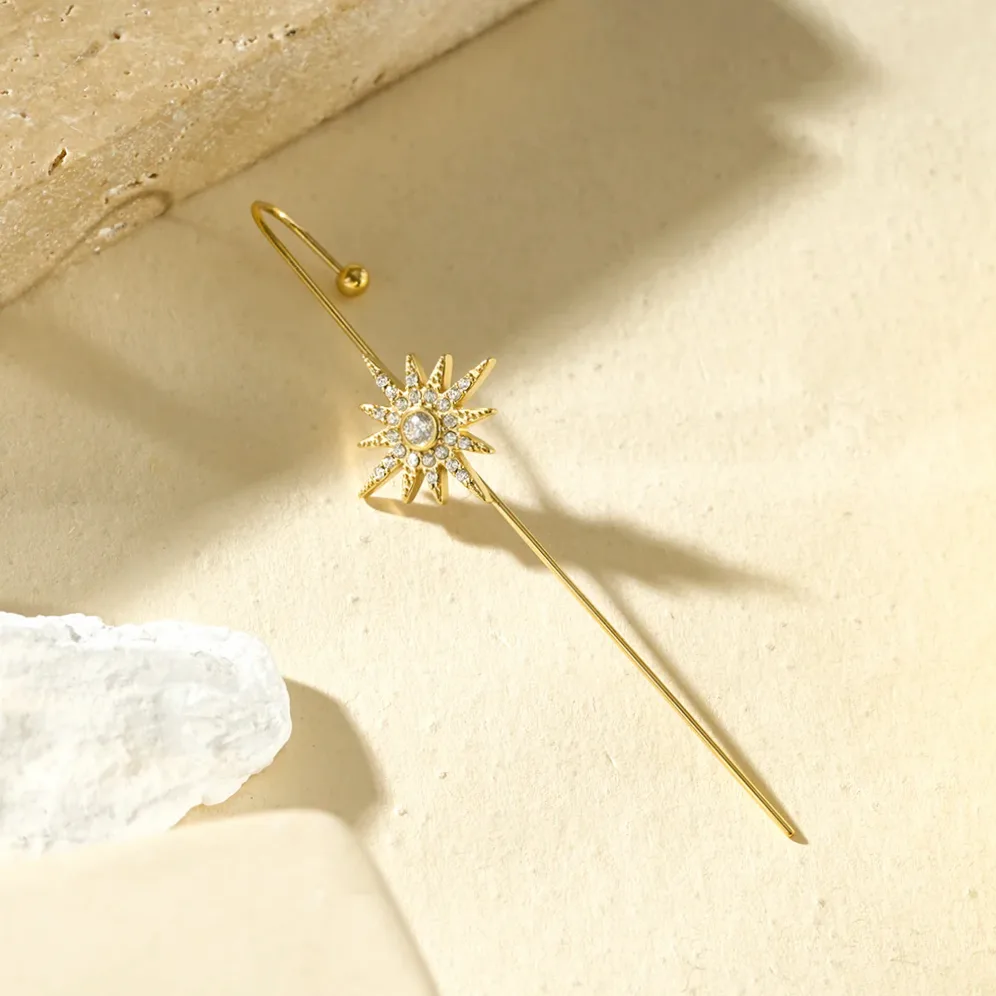 Bijou d'oreille étoile sertie de strass porté en Acier inoxydable