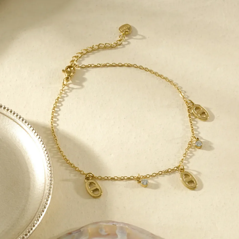 Detalle del material y acabado — Tobillera cadena motivos ovalados brillantes elegante