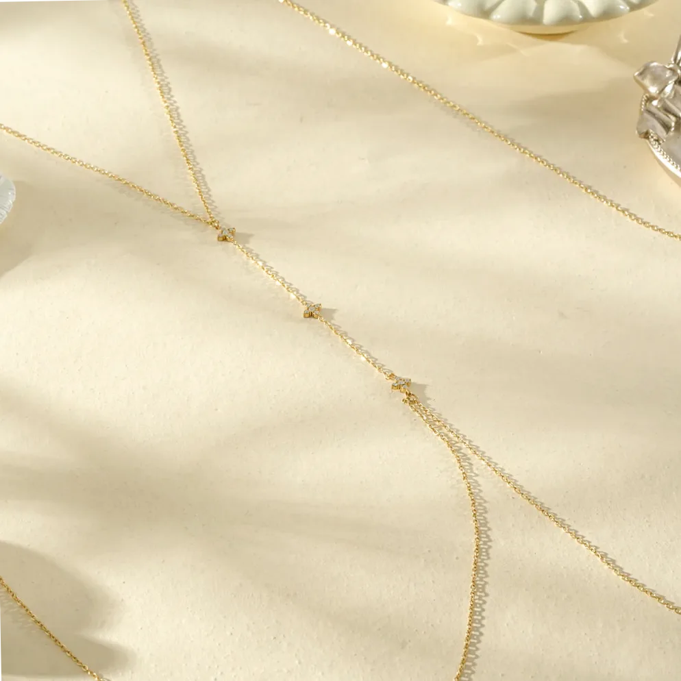 Detailansicht von Material und Verarbeitung — Körperkette gold minimalistisch feine Kette