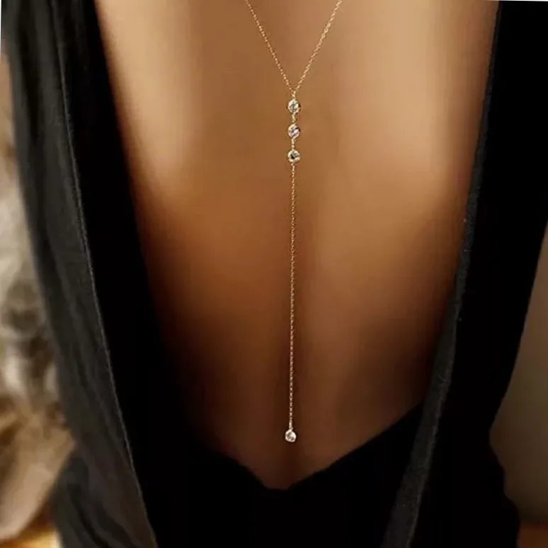 Detalj materijala i završne obrade — Nakit za leđa s kristalima - seksi, elegantna Zircon lančana ogrlica