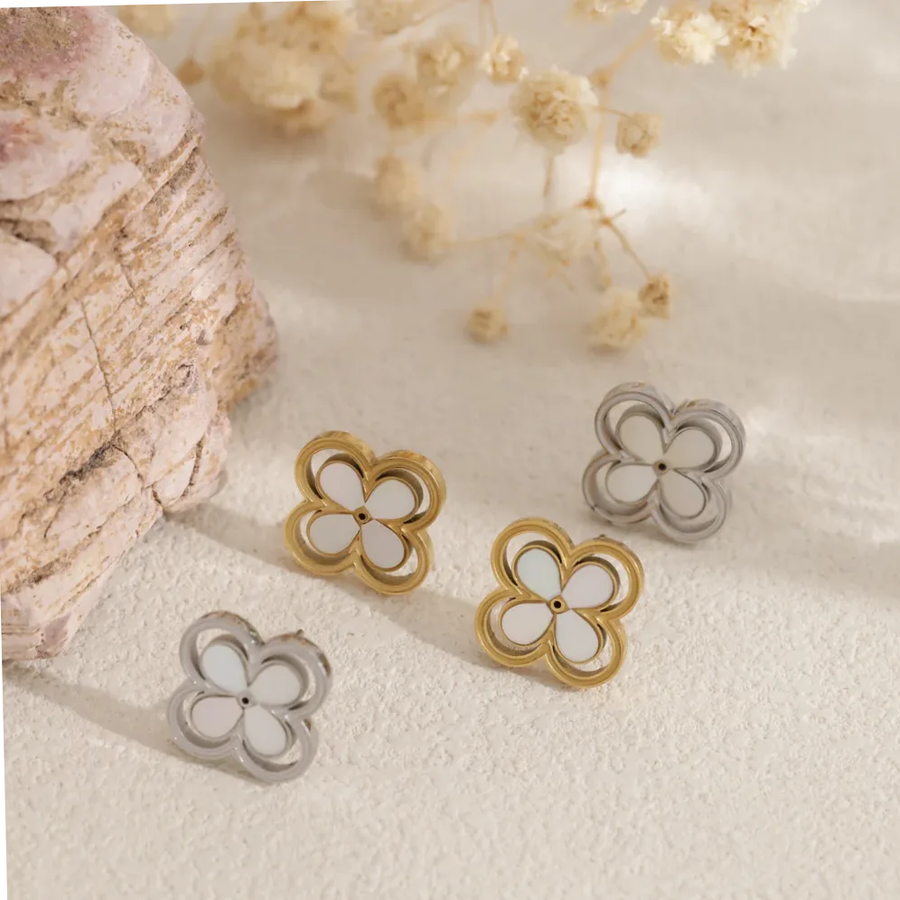 Detalhe do material e do acabamento — Brincos flor madrepérola contorno vazado elegante