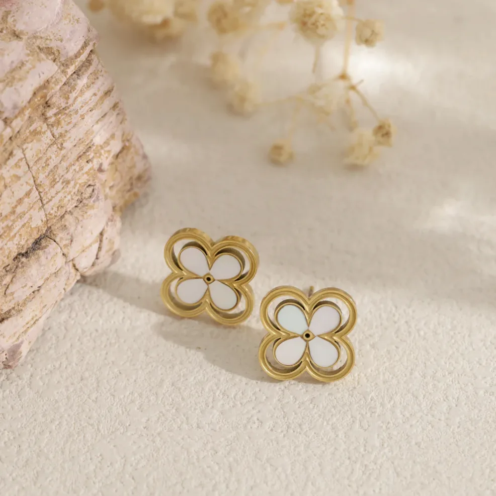 Brincos flor madrepérola contorno vazado elegante usado na orelha