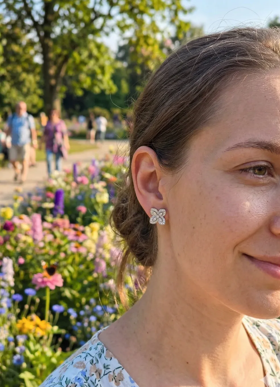 Détail de la matière et finition — Clous d'oreilles fleurs à quatre pétales en strass