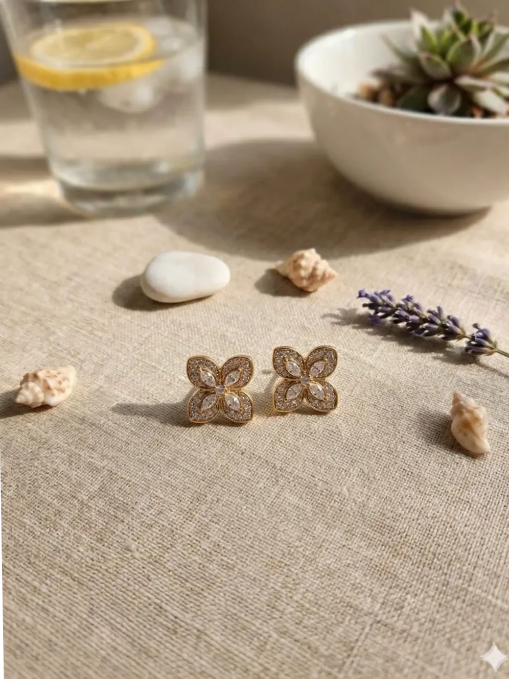 Clous d'oreilles fleurs à quatre pétales en strass porté à l’oreille