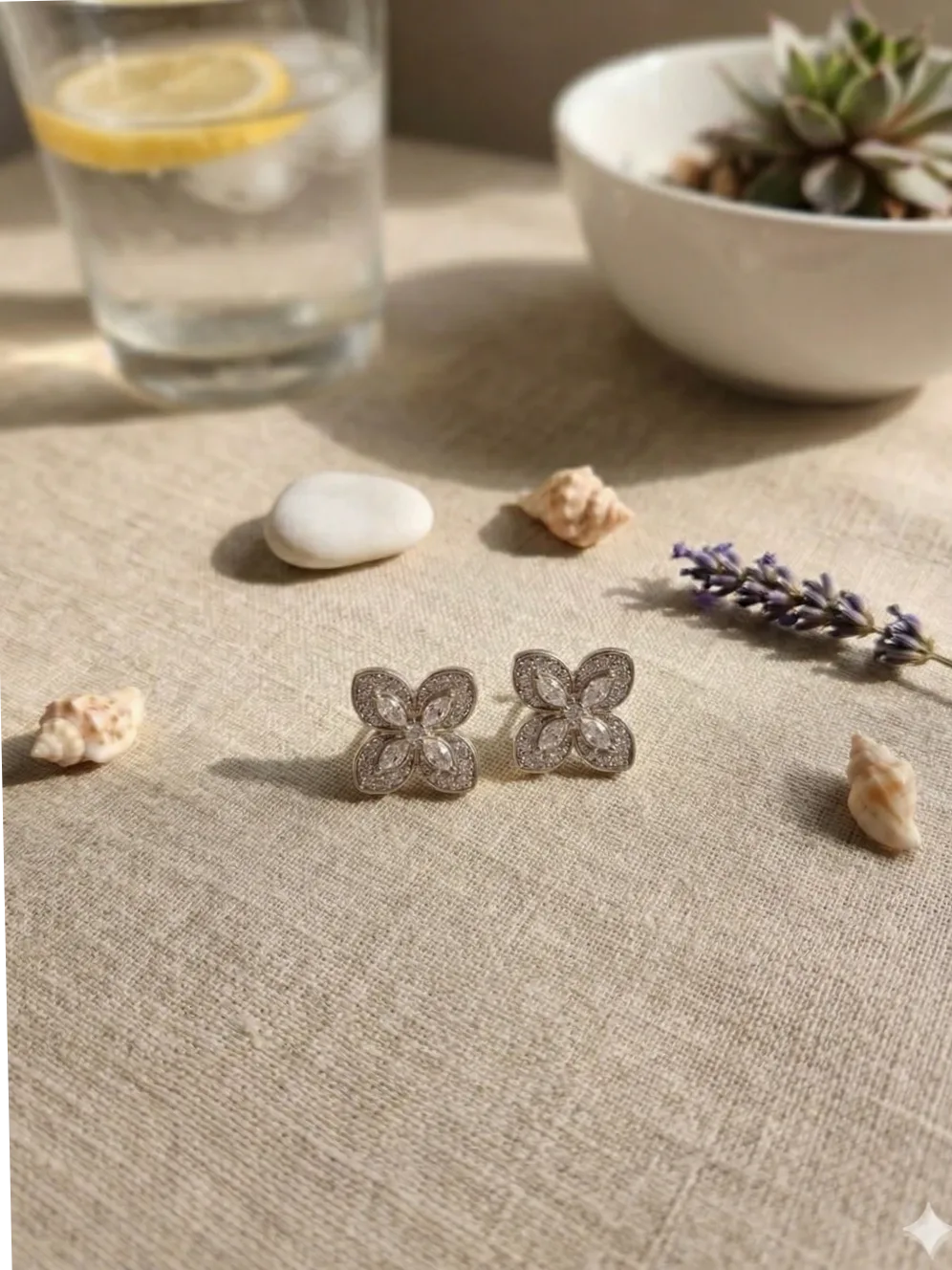 Clous d'oreilles fleurs à quatre pétales en strass — vue d’échelle et dimensions