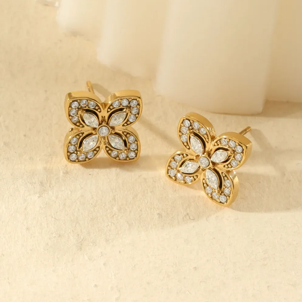 Clous d'oreilles fleurs à quatre pétales en strass — présentation et emballage cadeau
