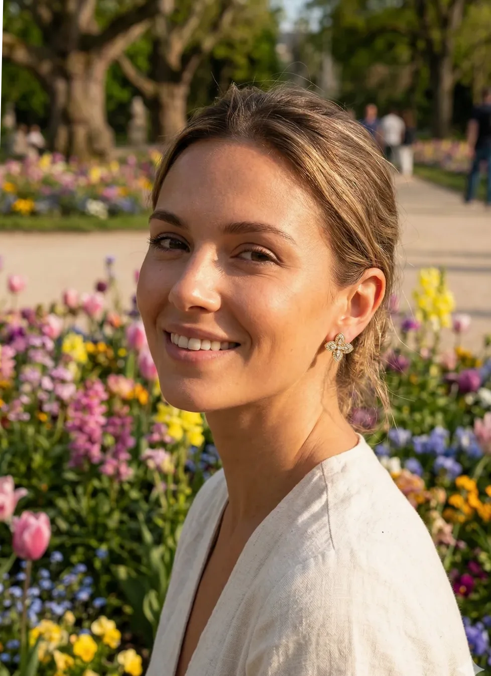 Clous d'oreilles fleurs à quatre pétales en strass — Gemzara