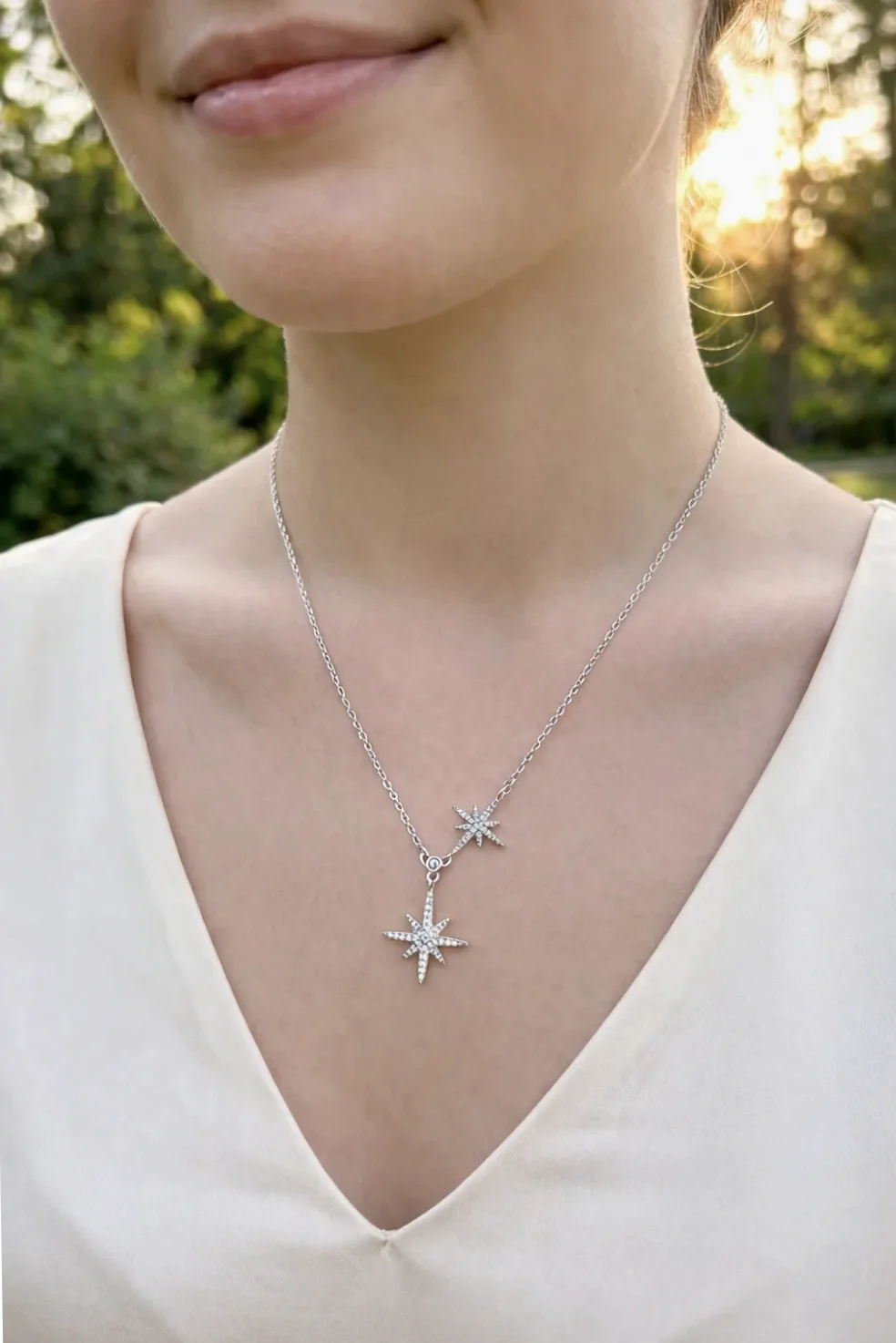 Detalhe do material e do acabamento — Colar duas estrelas oito pontas strass