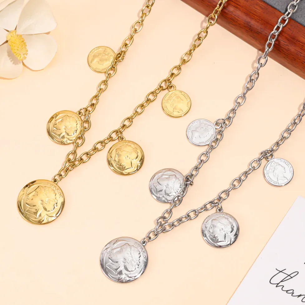 Detalhe do material e do acabamento — Colar com medalhas pingentes rostos de rainhas