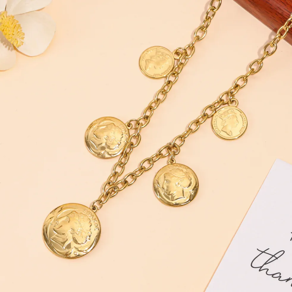 Colar com medalhas pingentes rostos de rainhas — apresentação e embalagem de presente