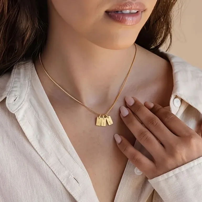 Collier acier gravé lettre initiale personnalisable — vue 4 — Gemzara