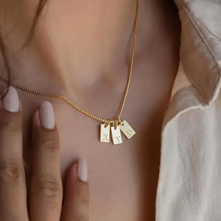 Collier acier gravé lettre initiale personnalisable — vue 5 — Gemzara