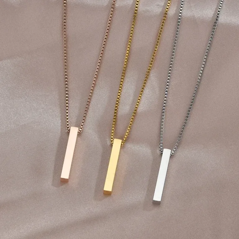 Collier acier gravé prénom & date – personnalisable — vue 3 — Gemzara