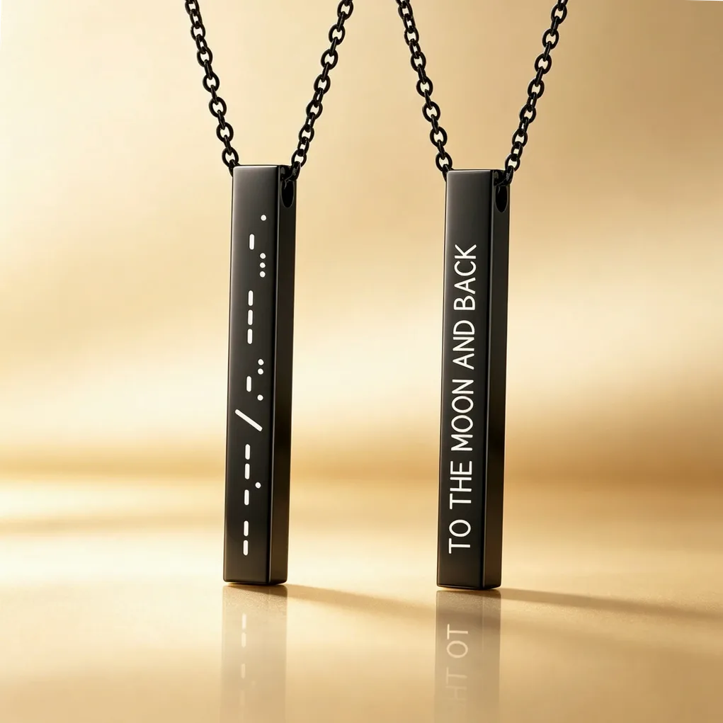 Collier barre 3D gravable avec prénom, date ou coordonnées — vue 3 — Gemzara