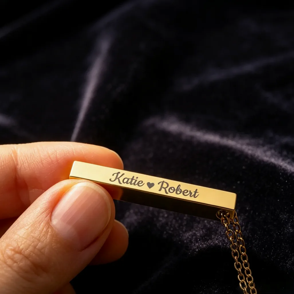 Collier barre 3D gravable avec prénom, date ou coordonnées — vue 4 — Gemzara