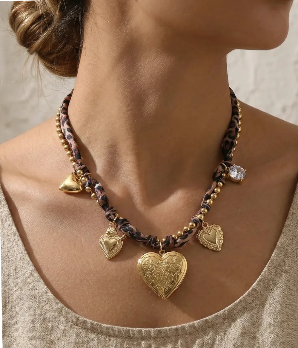 Collier billes dorées tissu léopard et charms cœurs grand cœur ouvrant