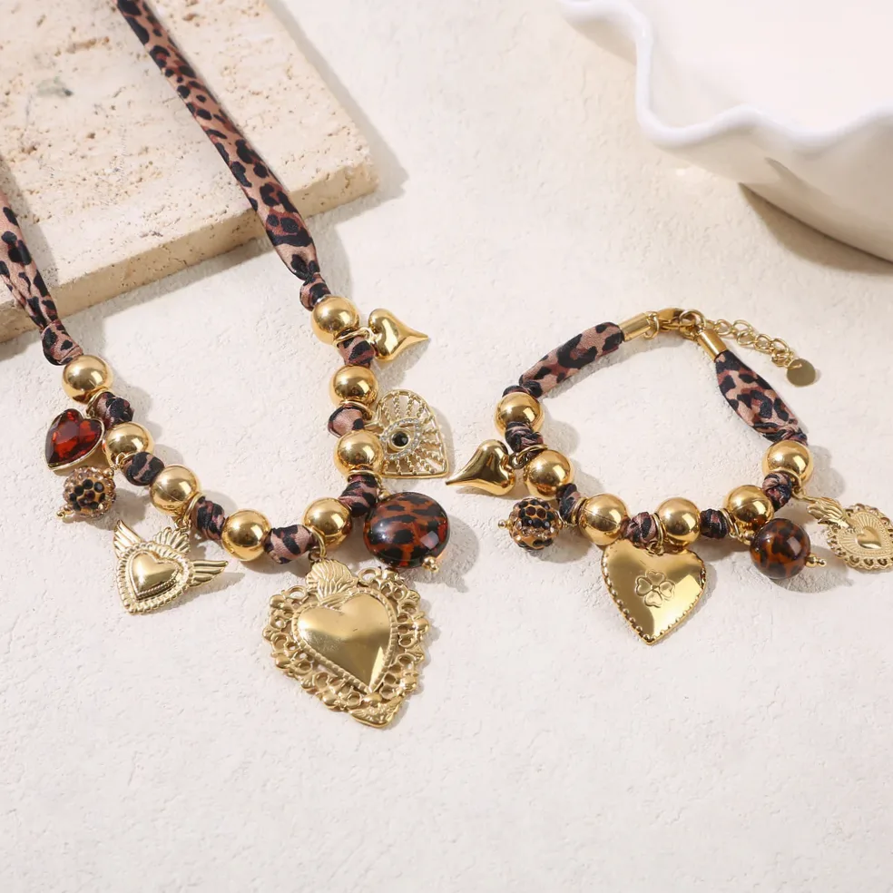 Collana sfere dorate larga decorata tessuto leopardato charms cuore grande indossato al collo