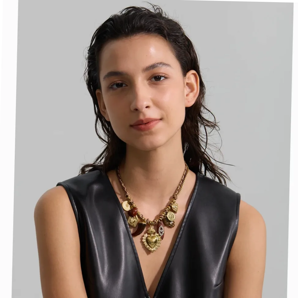 Collier billes large dorées orné tissu léopard et charms et grand coeur