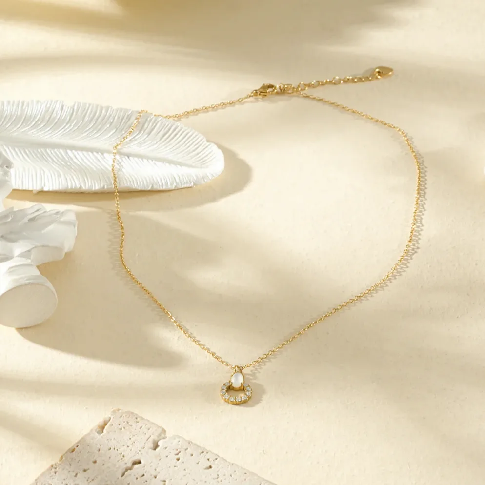 Détail de la matière et finition — Collier doré à chaîne fine avec anneau strassé