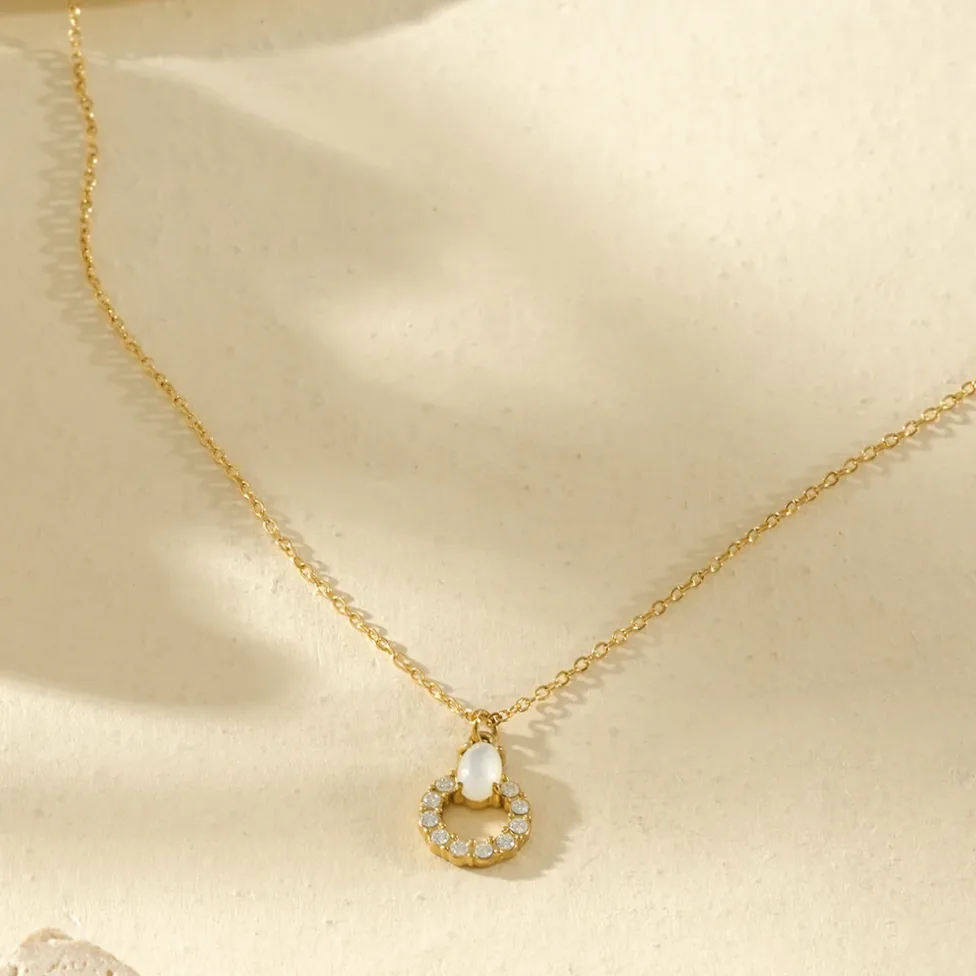 Collier doré à chaîne fine avec anneau strassé porté à la cheville
