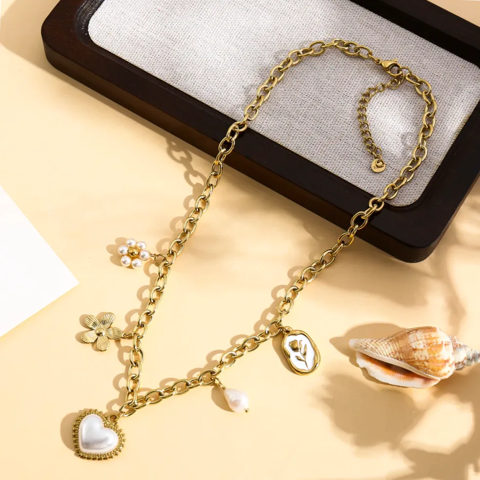 Colar dourado coração com pérolas e flores delicadas usado no pescoço