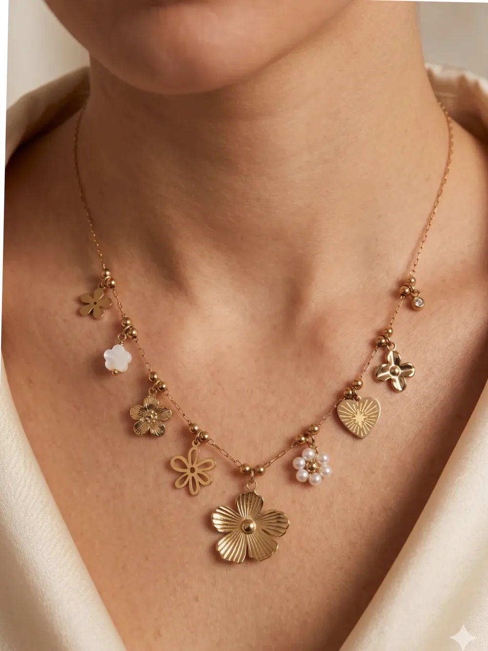 Collar dorado con charms flor y corazón radiante