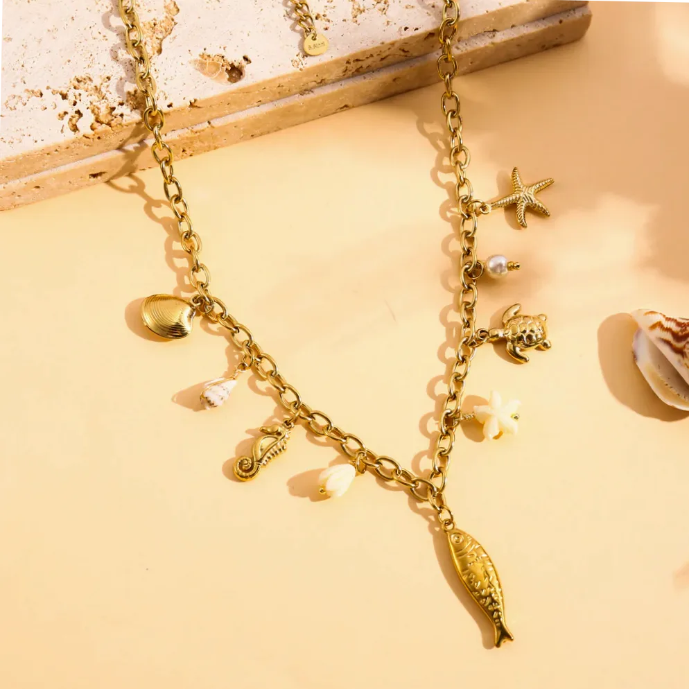 Colar dourado com charms peixe e estrela do mar — vista de escala e dimensões