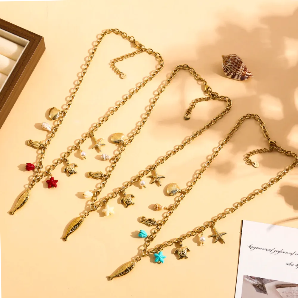 Colar dourado com charms peixe e estrela do mar — apresentação e embalagem de presente