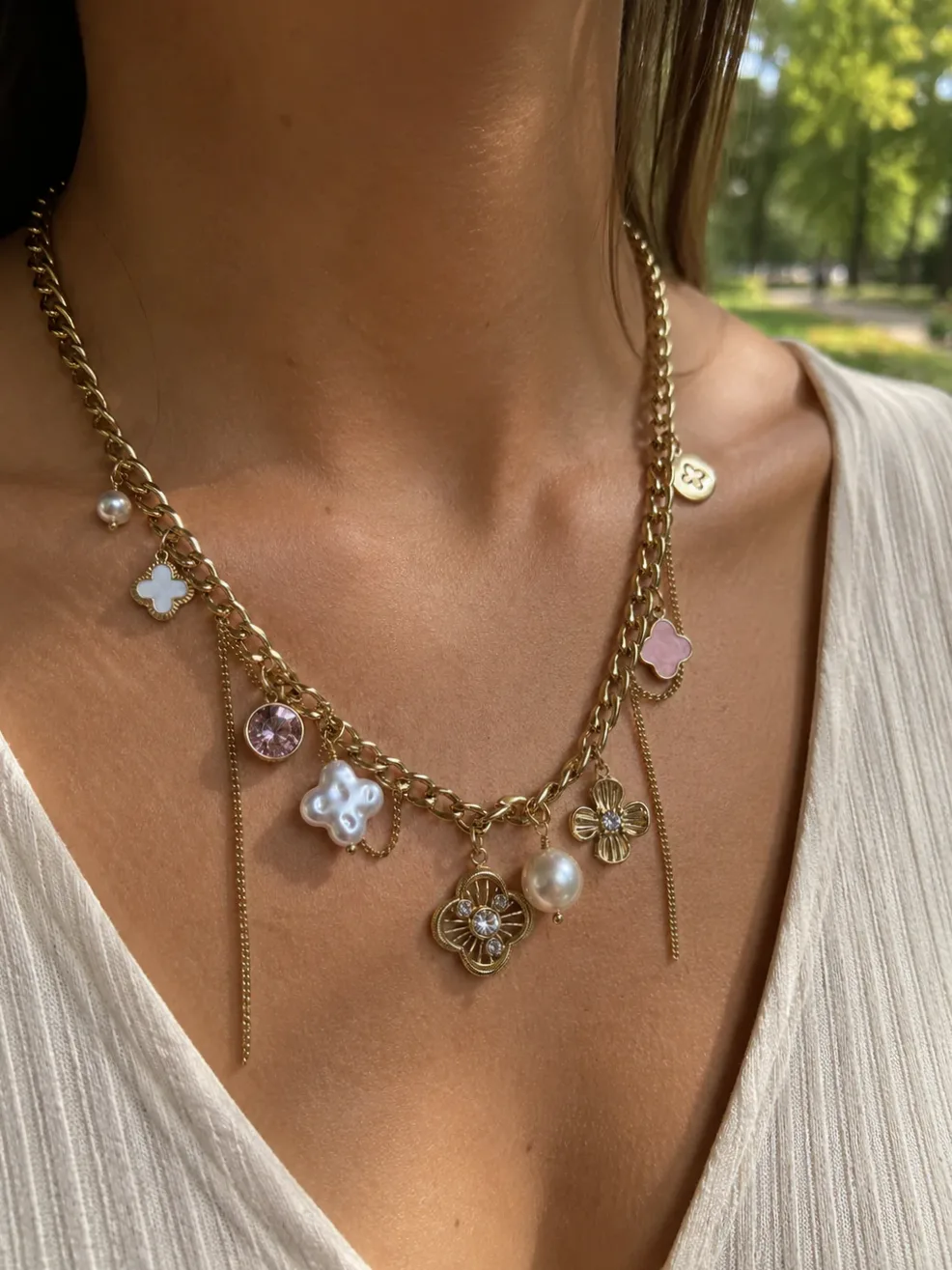 Collier doré à charms trèfles et strass rond